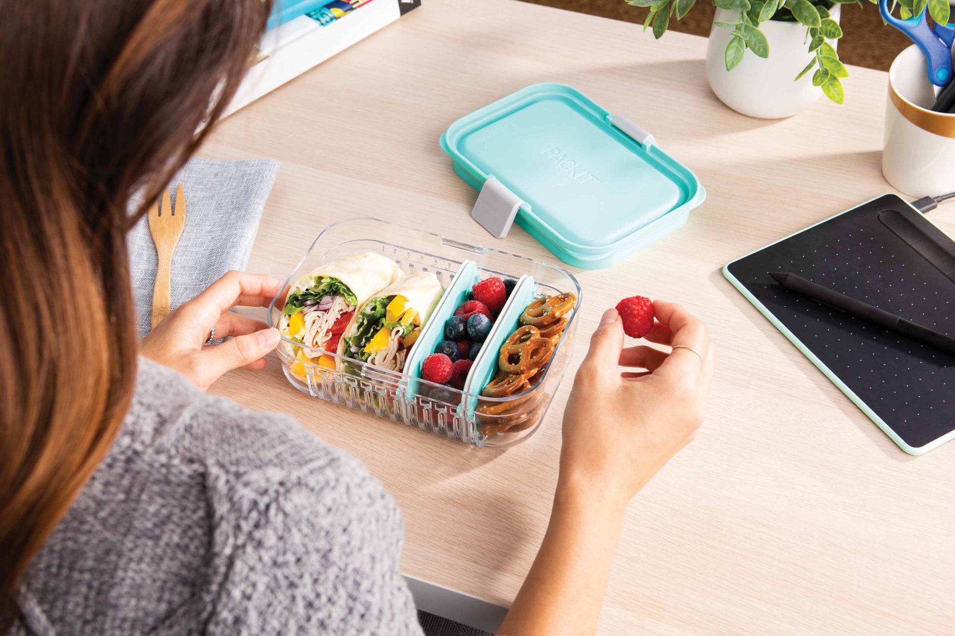 mod-bento-lunch-container-e2 2022_Lifestyle_MOD-Lunch_Mint_02_Lores.jpg