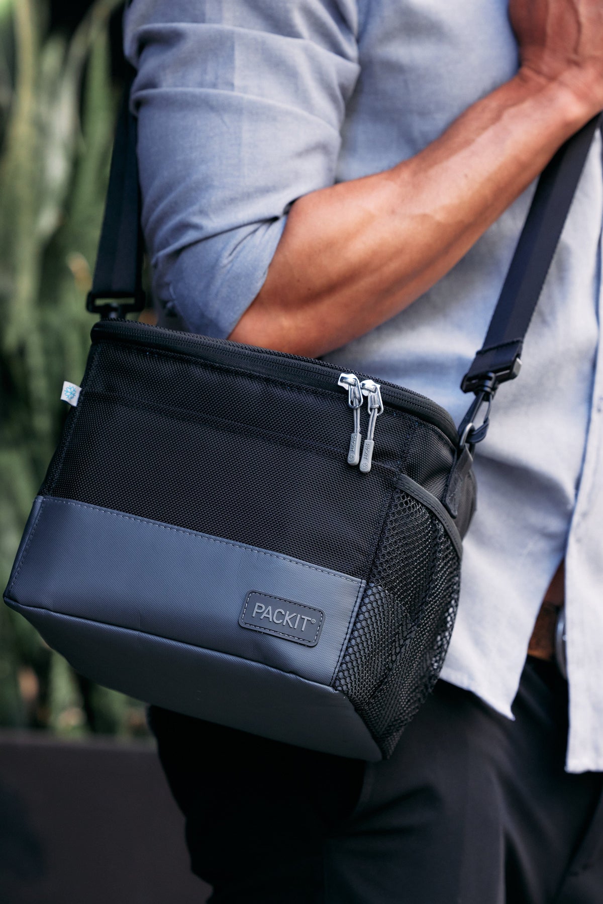 freezable-lunch-pail-x0 freezable-upright-lunch-pail-black-gray-lifestyle-male-city.jpg