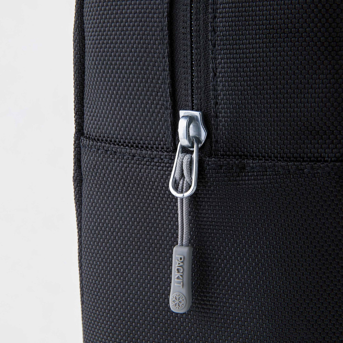 freezable-wine-carrier-f5 freezable-wine-carrier-black-ecofreeze-plus-zoom-zipper-pull.jpg