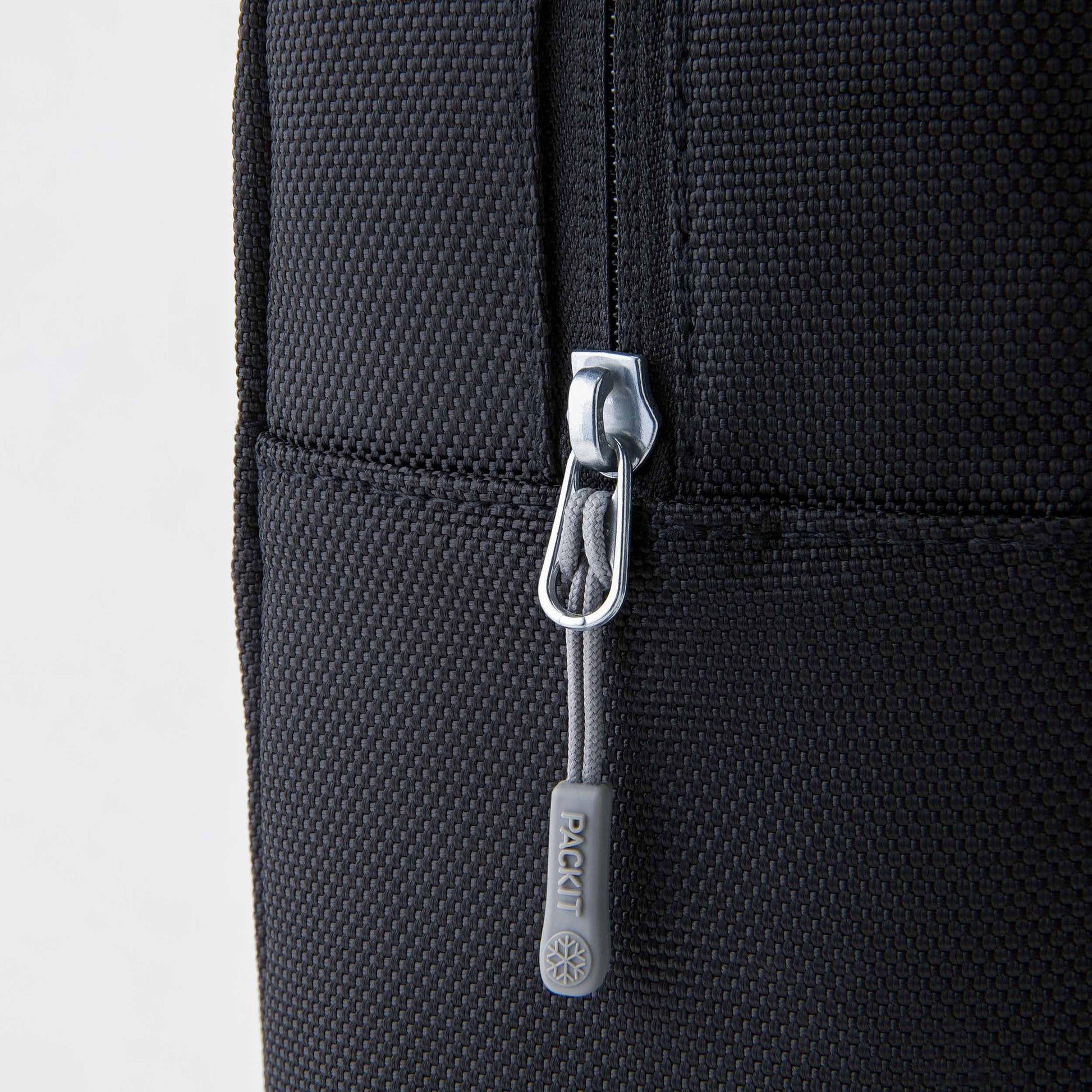 freezable-wine-carrier-f5 freezable-wine-carrier-black-ecofreeze-plus-zoom-zipper-pull.jpg
